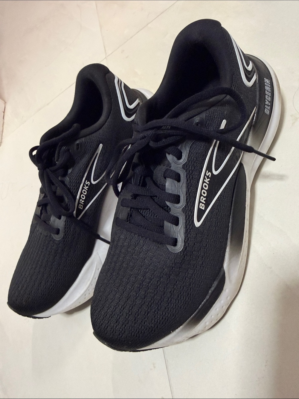 Brooks GLYCERIN 21 women’s Black Athletic Running Shoes with White Accents